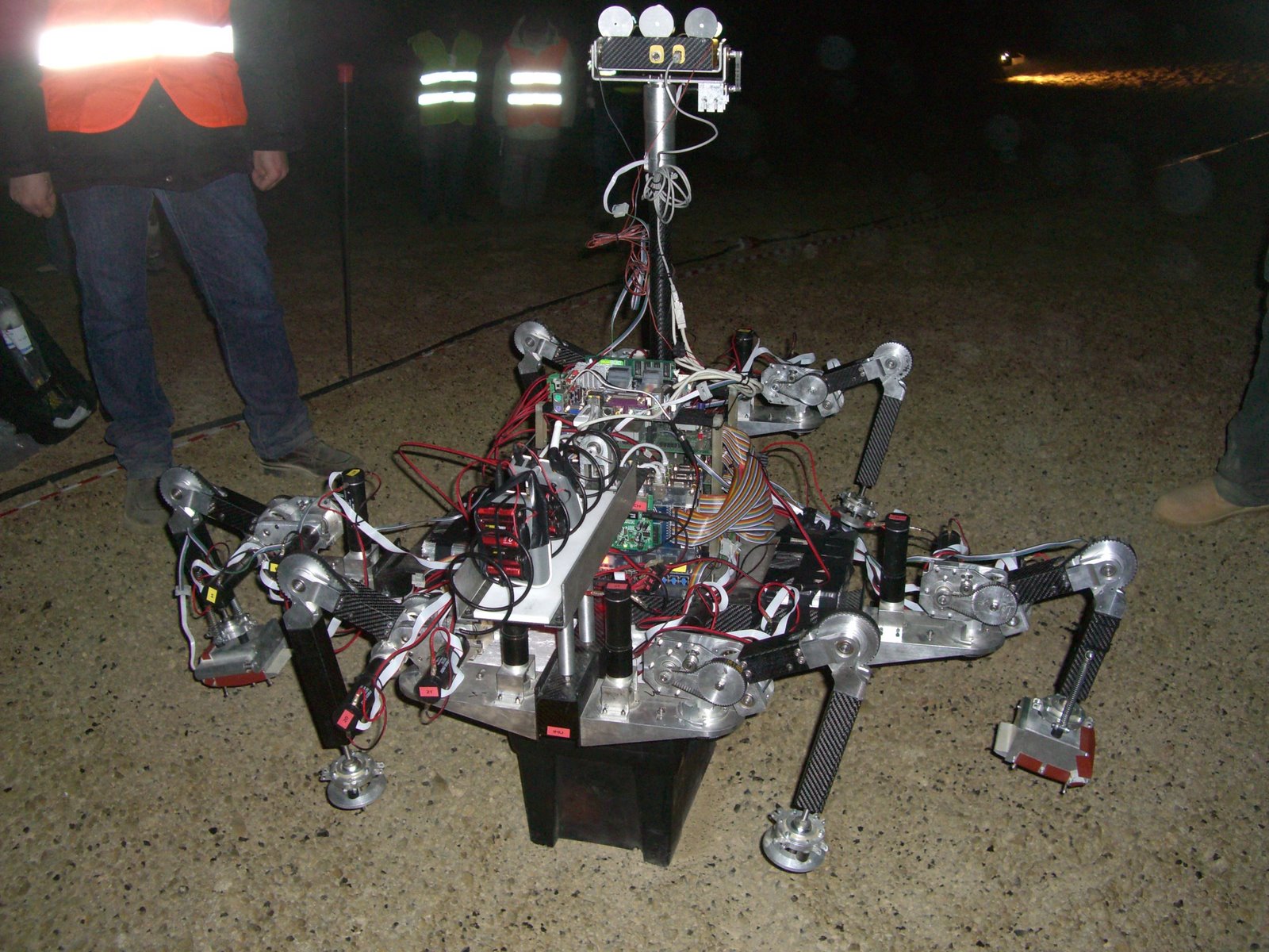 Robot a sei zampe per l'esplorazione dei crateri lunari