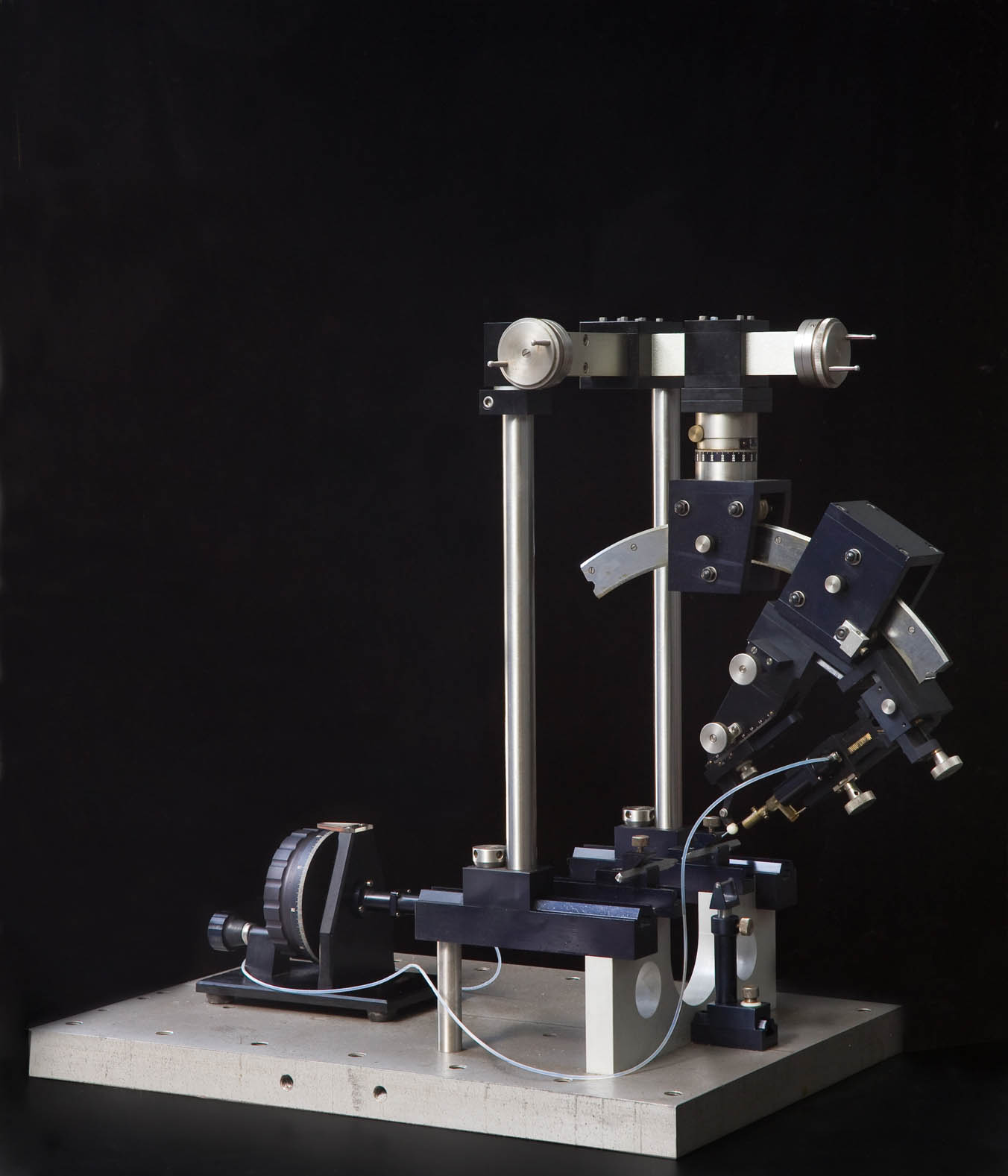 Linear-angular micromanipulator used to search for a point on a spherical surface
